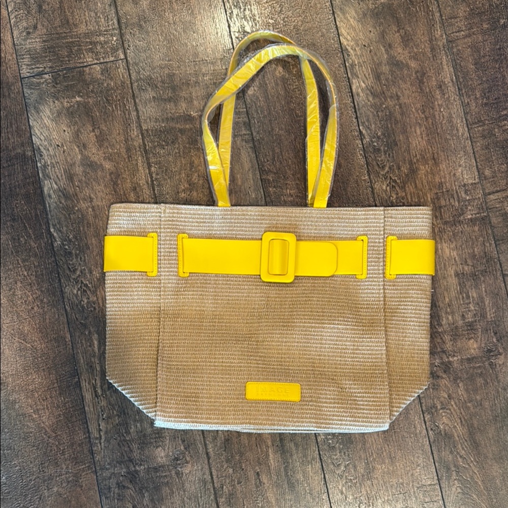 Great summer catch all bag. Fully lined. Never used. Brand new!